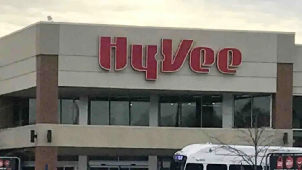 hy vee closing stores